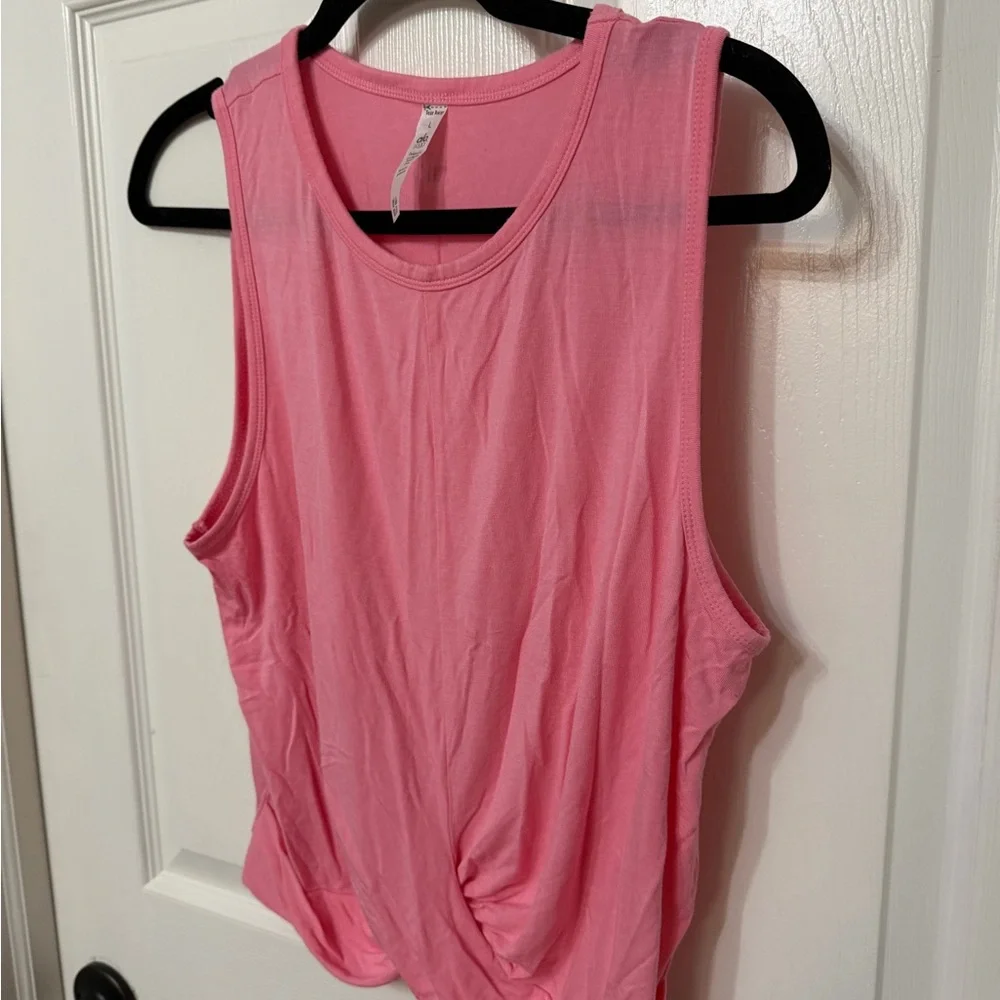 ALO Yoga Cover Tank Parisian Pink Twist front size large‎